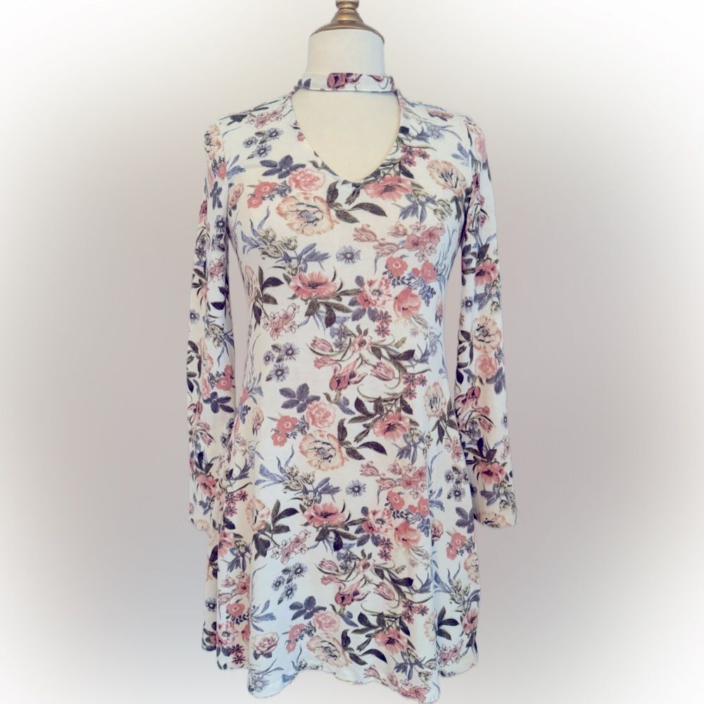 Perfect condition! American Rag super-soft floral keyhole halter dress!